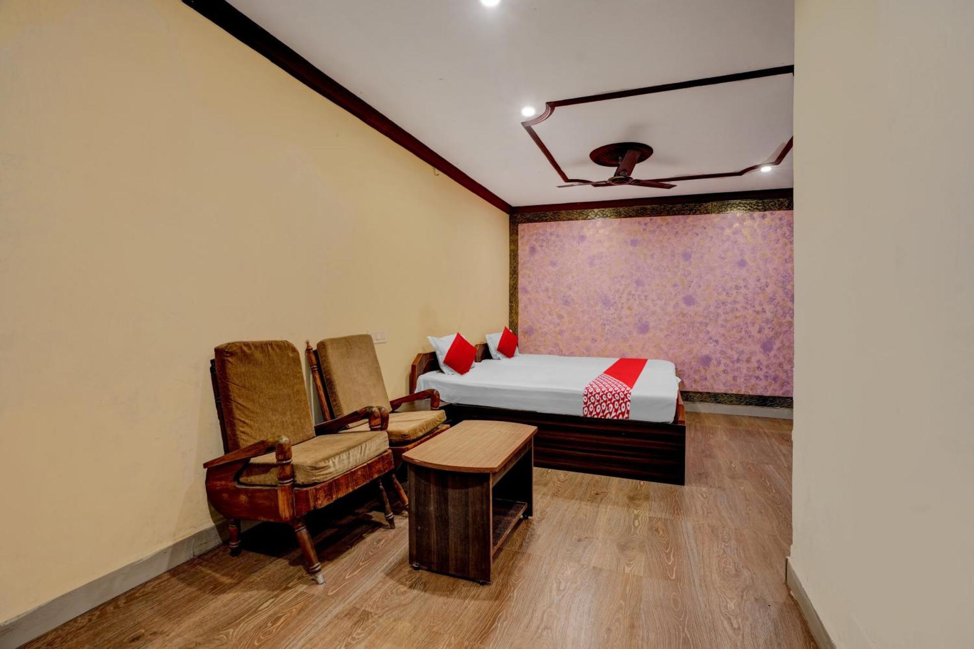 Oyo Royal Visakha Beach Guest House Вішакхапатнам Екстер'єр фото