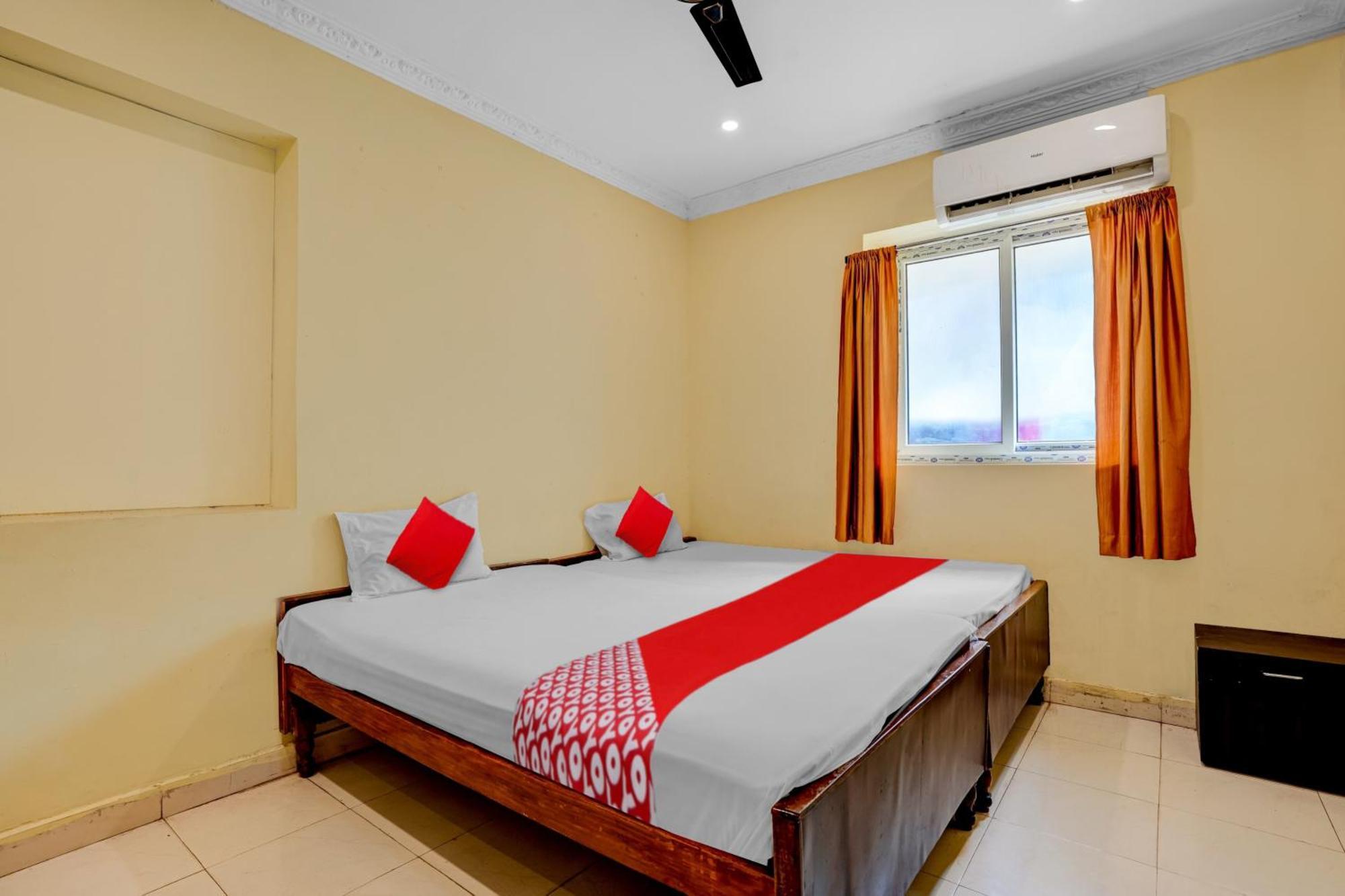 Oyo Royal Visakha Beach Guest House Вішакхапатнам Екстер'єр фото