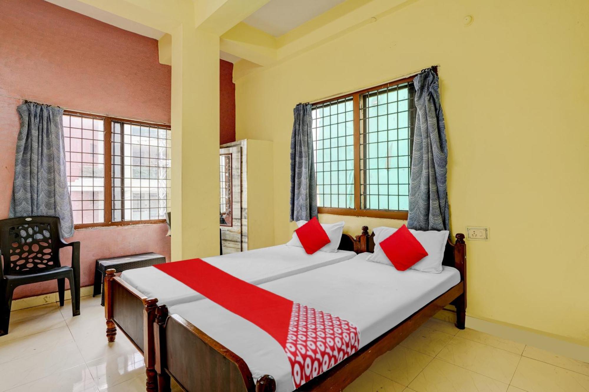 Oyo Royal Visakha Beach Guest House Вішакхапатнам Екстер'єр фото