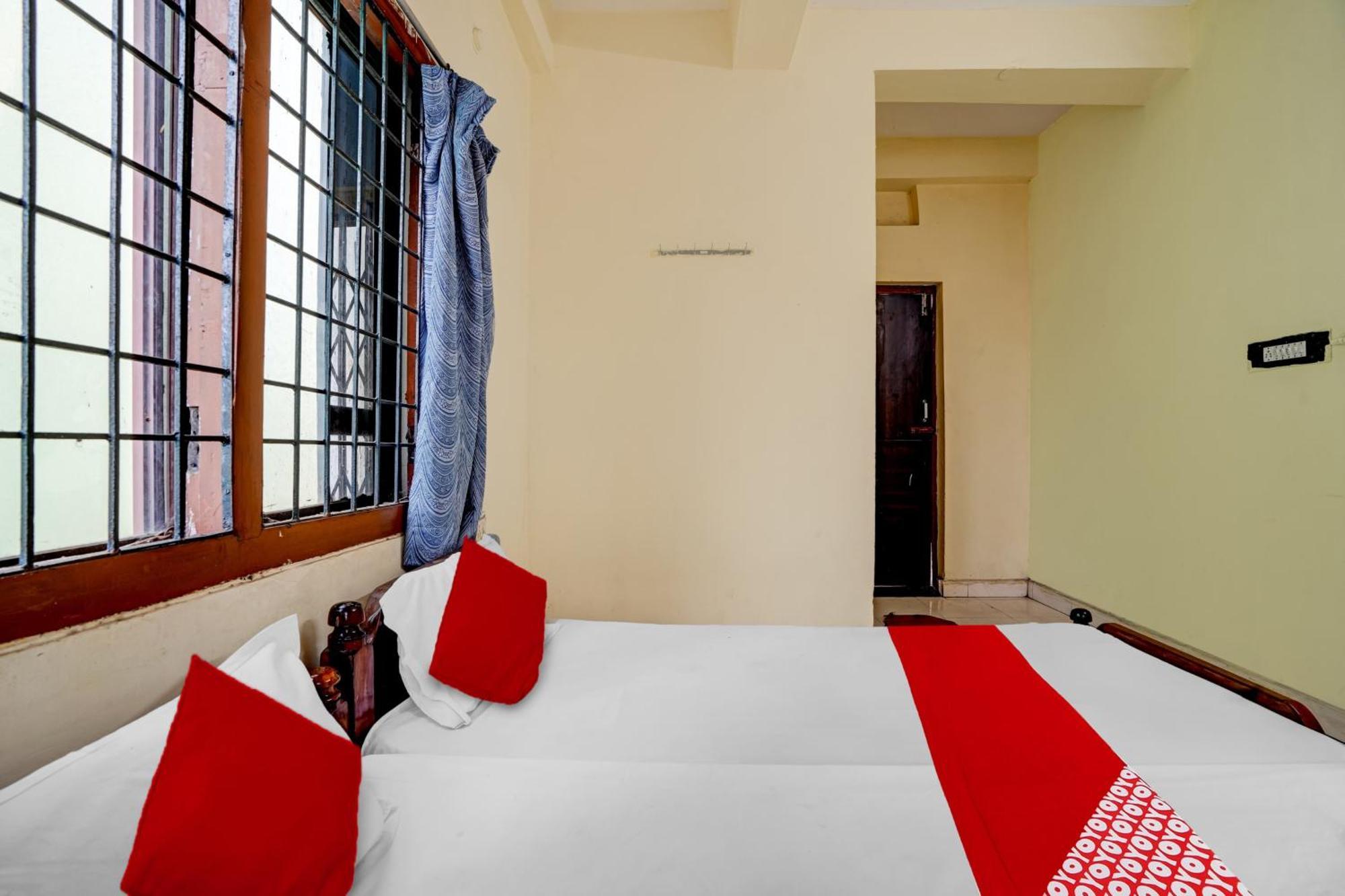 Oyo Royal Visakha Beach Guest House Вішакхапатнам Екстер'єр фото