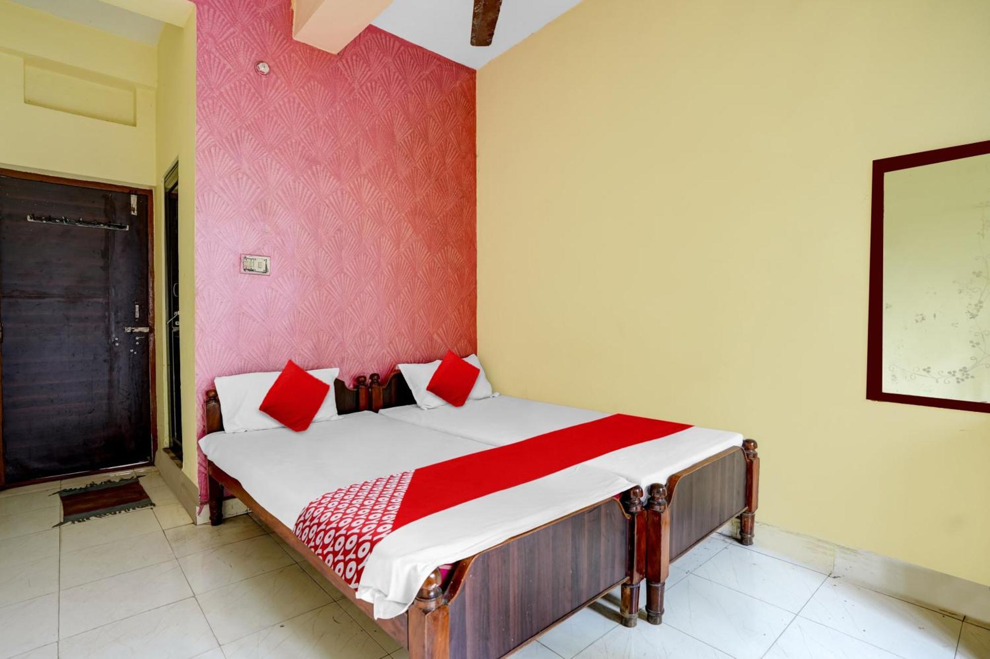 Oyo Royal Visakha Beach Guest House Вішакхапатнам Екстер'єр фото